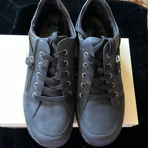 We have this pair of spring step black comfort shoe in size 11.